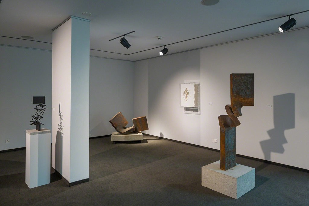 Exhibition space on the ground floor with works by Angela Glajcar and Thomas Röthel (photo: Markus Beyeler) Exhibition space on the ground floor with works by Angela Glajcar and Thomas Röthel (photo: Markus Beyeler)