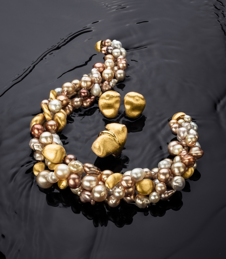 Golden Brown
Natural multi-color South Sea pearls and satin finish 18k gold Golden Brown
Natural multi-color South Sea pearls and satin finish 18k gold