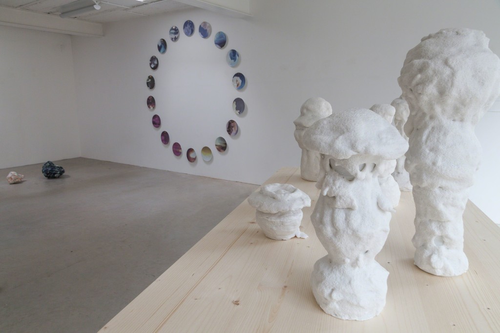 in the front: Magdalena Gerber, "Dschinn II", 2014, porcelaine, porcelaine foam, unique copies | image: ©dasesszimmer in the front: Magdalena Gerber, "Dschinn II", 2014, porcelaine, porcelaine foam, unique copies | image: ©dasesszimmer