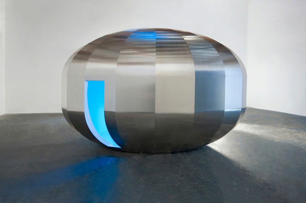 JOHANNES GIRARDONI Metaspace V3, 2013/2018 Aluminium, fiberglass, resin, wood, LEDs, and sensors with Spectro- Sonic Refrequencer, 108 x 168 x 108 inches (274.3 x 426.7 x 274.3 cm), © Johannes Girardoni Studio 2018 JOHANNES GIRARDONI Metaspace V3, 2013/2018 Aluminium, fiberglass, resin, wood, LEDs, and sensors with Spectro- Sonic Refrequencer, 108 x 168 x 108 inches (274.3 x 426.7 x 274.3 cm), © Johannes Girardoni Studio 2018