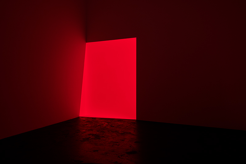 Exhibition view «Negotiating Geometry» | Reto Boller, Mary Heilmann, Cindy Hinant, Haroon Mirza, Keith Sonnier | Photo: Mischa Scherrer Exhibition view «Negotiating Geometry» | Reto Boller, Mary Heilmann, Cindy Hinant, Haroon Mirza, Keith Sonnier | Photo: Mischa Scherrer