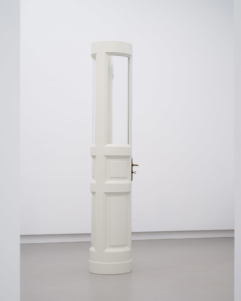 Alicja Kwade, Eadem Mutata Resurgo, 2013. Photographer: Cassander Eeftinck Schattenkerk Alicja Kwade, Eadem Mutata Resurgo, 2013. Photographer: Cassander Eeftinck Schattenkerk