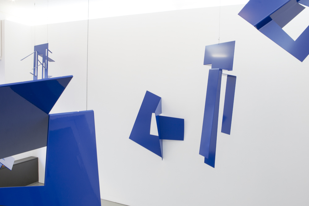 Exhibition view of 'Blauer Salon' by Ursula Sax: the spatial relation among the hanging sculptures interpreted by Lukas Heibges (photo) Exhibition view of 'Blauer Salon' by Ursula Sax: the spatial relation among the hanging sculptures interpreted by Lukas Heibges (photo)