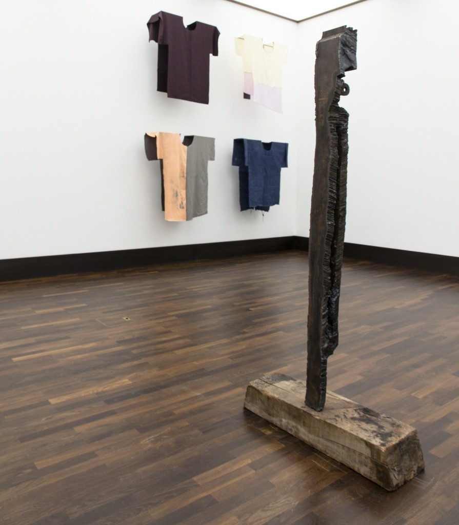 Max Frisinger, ohne Titel (F), 2015, Felix Oehman, T-Shirt, 2017 (background) Max Frisinger, ohne Titel (F), 2015, Felix Oehman, T-Shirt, 2017 (background)