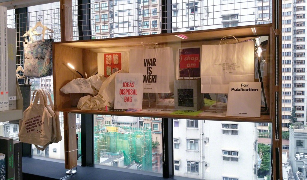 Installation view of a short history of the art book bag (and the things that go in them) exhibition, 2015. Courtesy of Asia Art Archive. Installation view of a short history of the art book bag (and the things that go in them) exhibition, 2015. Courtesy of Asia Art Archive.
