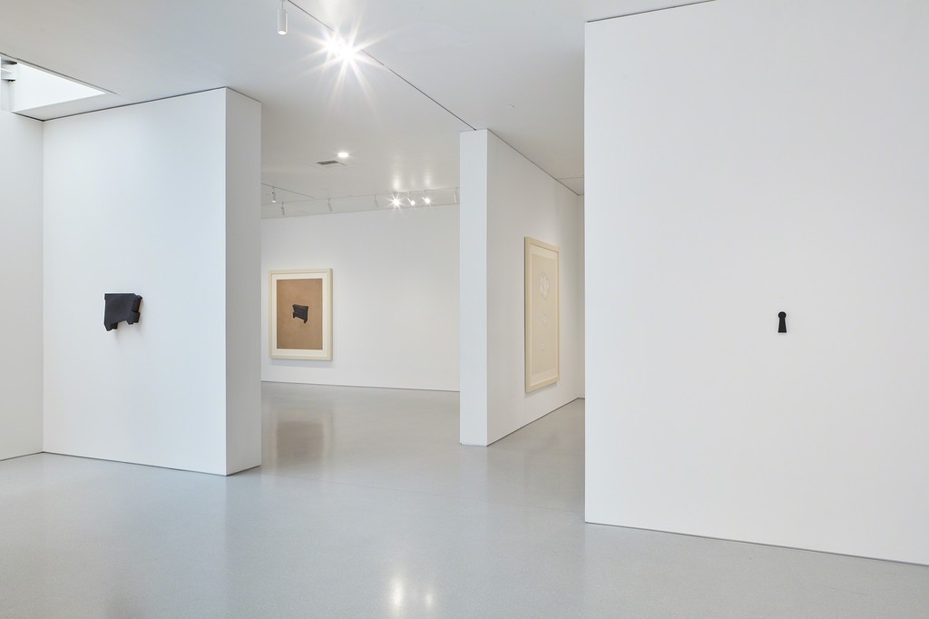 Artwork © 2019 Robert Therrien / Artists Rights Society (ARS), New York. Photo: Johnna Arnold. Courtesy Gagosian. Artwork © 2019 Robert Therrien / Artists Rights Society (ARS), New York. Photo: Johnna Arnold. Courtesy Gagosian.