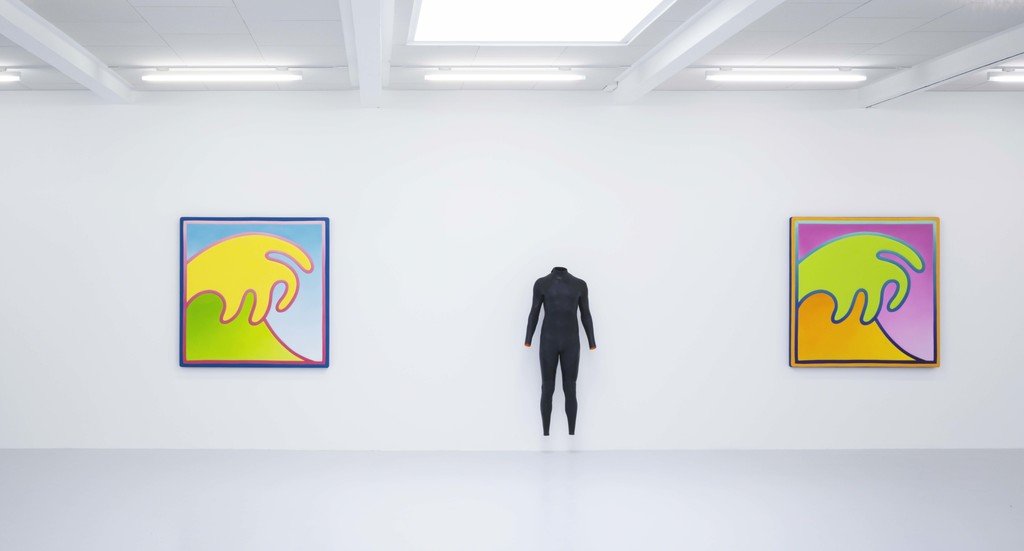 Exhibition view Alex Israel – Waves, 2018, courtesy by the artist and Kunstraum Innsbruck. Photo: Günter Richard Wett. Exhibition view Alex Israel – Waves, 2018, courtesy by the artist and Kunstraum Innsbruck. Photo: Günter Richard Wett.