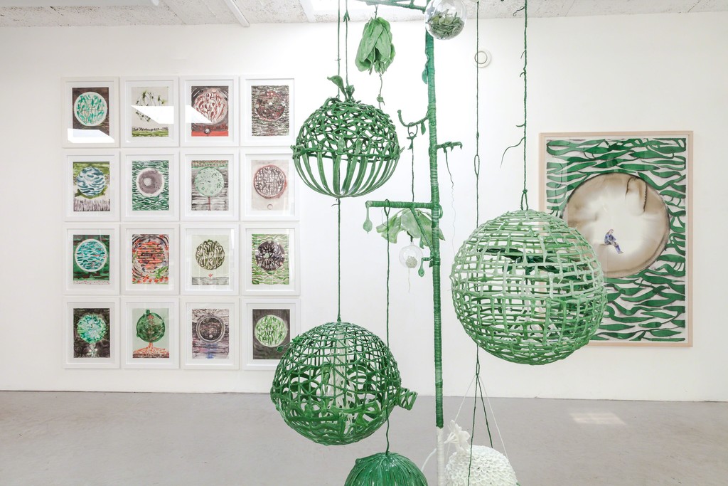 exhibition view: „Stativ“, 2016 | plastic, metall, cast iron, glass, pigment | 260 cm h | image: ©dasesszimmer exhibition view: „Stativ“, 2016 | plastic, metall, cast iron, glass, pigment | 260 cm h | image: ©dasesszimmer