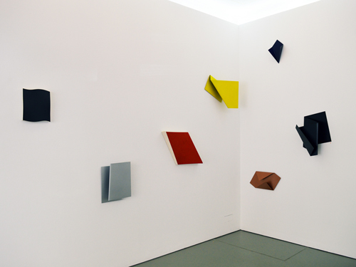 View into the exhibition with a 'choreography' of the artist's 'Foldings'; photo: Dirk Rathke View into the exhibition with a 'choreography' of the artist's 'Foldings'; photo: Dirk Rathke