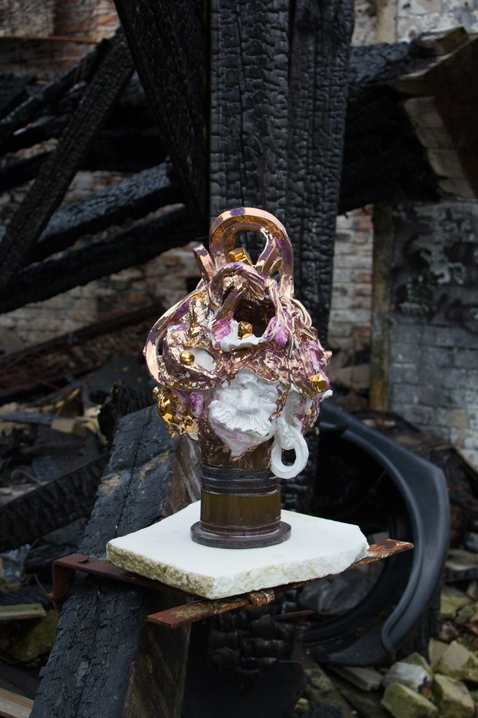 Sebastian Neeb, Trophy for Spotting the Obvious , 2015, Glazed ceramic partly gilded, wooden base, 155 x 30 x 30 cm (Ceramic ø 48cm), installation variable Sebastian Neeb, Trophy for Spotting the Obvious , 2015, Glazed ceramic partly gilded, wooden base, 155 x 30 x 30 cm (Ceramic ø 48cm), installation variable