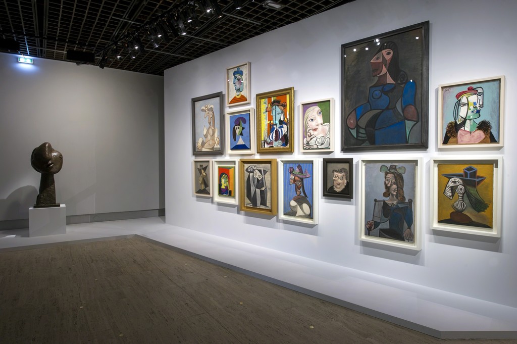 Vue de l’exposition Picasso.mania, scénographie bGc studio © Rmn-Grand Palais / Photo Didier Plowy, Paris 2015 Vue de l’exposition Picasso.mania, scénographie bGc studio © Rmn-Grand Palais / Photo Didier Plowy, Paris 2015