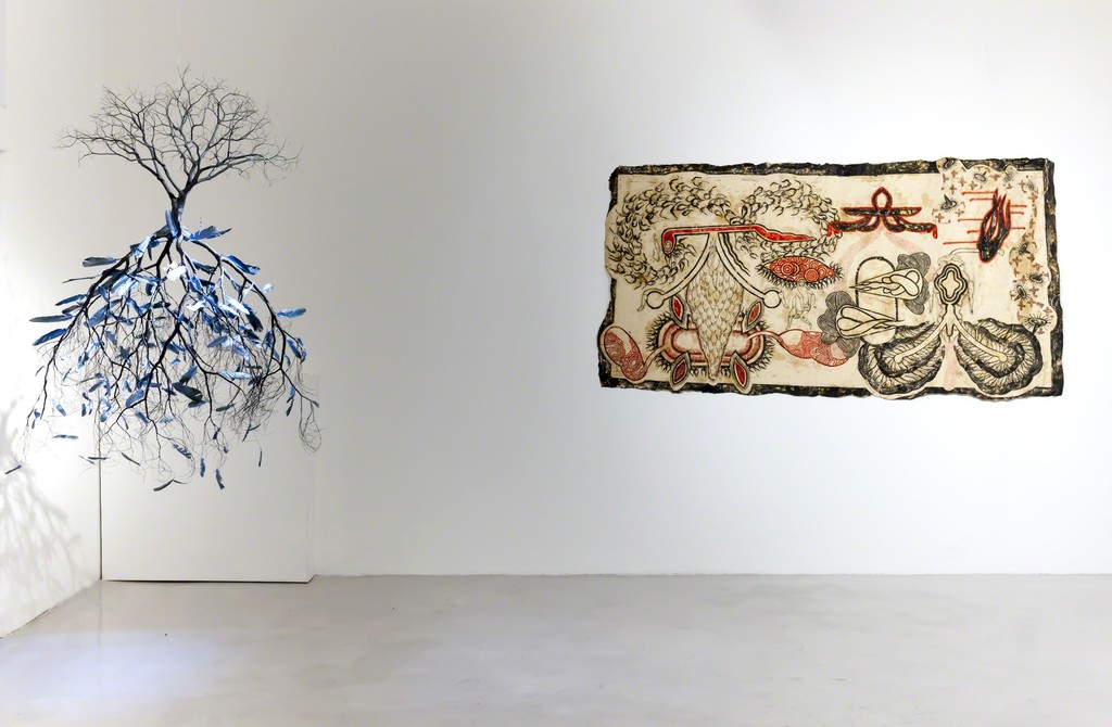 Jorge Mayet, "De Yemaya", 2016, paper maché, wire, feathers and acrylics, 130x80x80cm and Simone Pellegrini, "Condizioni di fondo", 2017, mix media, 127x240cm Jorge Mayet, "De Yemaya", 2016, paper maché, wire, feathers and acrylics, 130x80x80cm and Simone Pellegrini, "Condizioni di fondo", 2017, mix media, 127x240cm