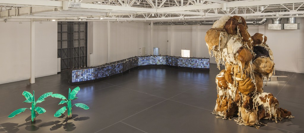 Installation shot of "Myth/History II: Shanghai Galaxy." Courtesy of Yuz Museum, JJYPHOTO (2015) Installation shot of "Myth/History II: Shanghai Galaxy." Courtesy of Yuz Museum, JJYPHOTO (2015)