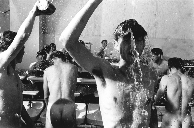 Will McBride, ‘Mike und andere Schüler giessen Wasser uber sich’, 1963, ClampArt