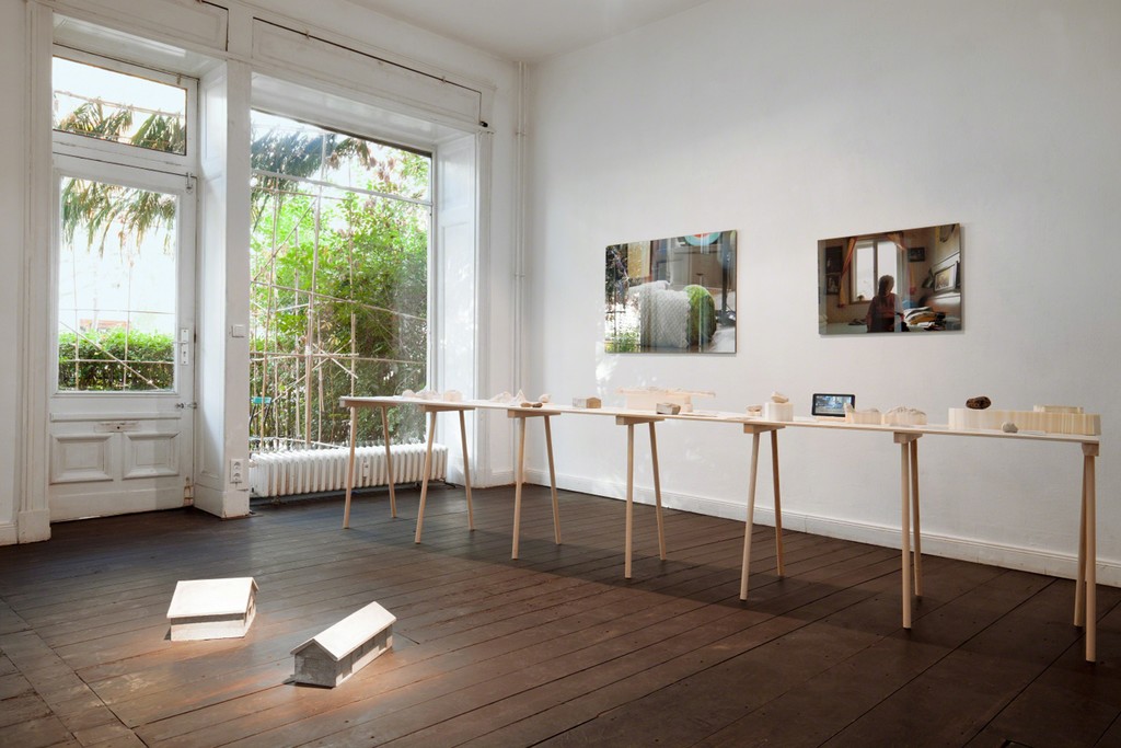 Installation view of "Archive Yangjiri", 2016
Multimedia installation, photos, sound, models, sand sculptures, texts, dimension variable
Courtesy of the artist. Photo: Torben Höke Installation view of "Archive Yangjiri", 2016
Multimedia installation, photos, sound, models, sand sculptures, texts, dimension variable
Courtesy of the artist. Photo: Torben Höke