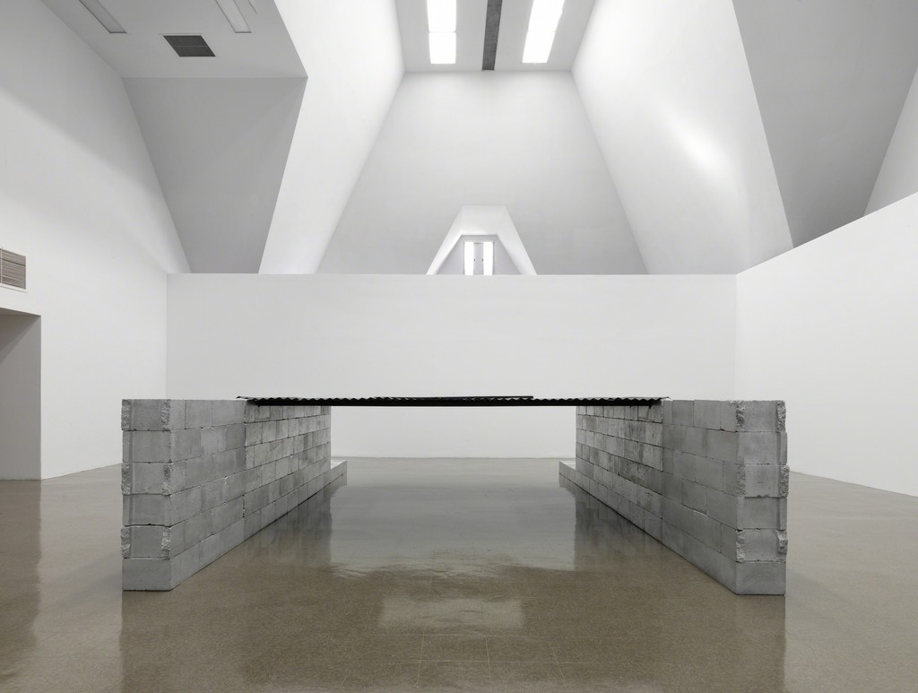 ROBERT GROSVENOR, UNTITLED, 1989-90. PHOTO BY TOM VAN EYNDE. ROBERT GROSVENOR, UNTITLED, 1989-90. PHOTO BY TOM VAN EYNDE.