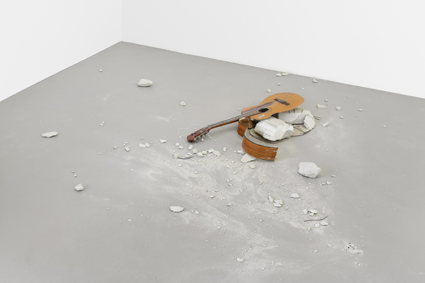 Janis E. Müller
The Winner Takes It All, 2016
Acoustic guitar, concrete
Maße variabel
Courtesy Janis E. Müller
Photo: Tobias Hübel Janis E. Müller
The Winner Takes It All, 2016
Acoustic guitar, concrete
Maße variabel
Courtesy Janis E. Müller
Photo: Tobias Hübel