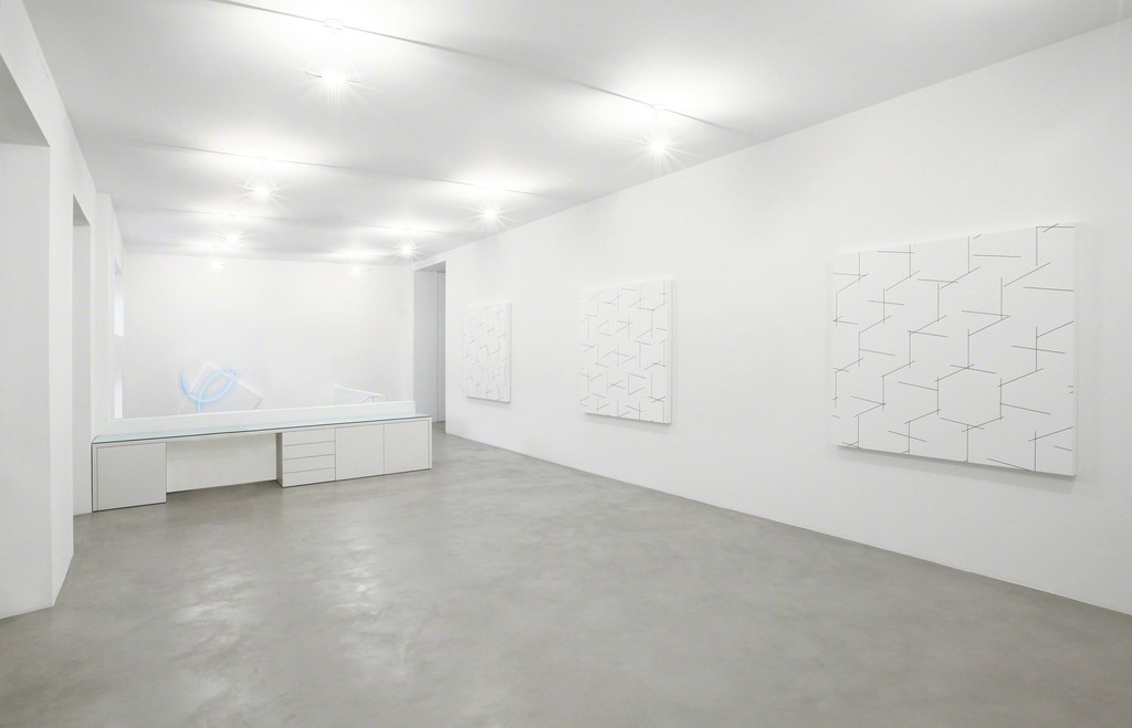 (from left to right) La fuite enchantée des Beaux-Arts n° 4, 2014 / Acrilico su tela e neon blu, 134x141 cm / 3D concertant n°4 - 15° 90° 60°, 2014 / Acrilico e pennarello a olio su tela, 150x150 cm / 3D concertant n°5 - 10° 90° 20°, 2014 Acrilico e pennarello a olio su tela, 150x150 cm / 3D concertant n°3 - 10° 90° 27°, 2014 Acrilico e pennarello a olio su tela, 150x150 cm / Partial view of the exhibition / A arte Invernizzi, Milano / Courtesy A arte Invernizzi, Milano / Foto Bruno Bani, Milan (from left to right) La fuite enchantée des Beaux-Arts n° 4, 2014 / Acrilico su tela e neon blu, 134x141 cm / 3D concertant n°4 - 15° 90° 60°, 2014 / Acrilico e pennarello a olio su tela, 150x150 cm / 3D concertant n°5 - 10° 90° 20°, 2014 Acrilico e pennarello a olio su tela, 150x150 cm / 3D concertant n°3 - 10° 90° 27°, 2014 Acrilico e pennarello a olio su tela, 150x150 cm / Partial view of the exhibition / A arte Invernizzi, Milano / Courtesy A arte Invernizzi, Milano / Foto Bruno Bani, Milan