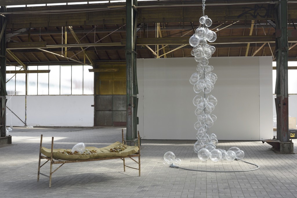 Koen Vanmechelen, Eggcord. 2008. Glass, steinless steel.
Koen Vanmechelen, Instead of Sleeping. 2012. Glass, old bed.
Courtesy: Fondazione Berengo.
Photo credit: Peter Cox. Koen Vanmechelen, Eggcord. 2008. Glass, steinless steel.
Koen Vanmechelen, Instead of Sleeping. 2012. Glass, old bed.
Courtesy: Fondazione Berengo.
Photo credit: Peter Cox.