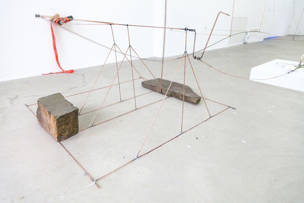 Andreas Marti, "I + II", 2014, Installation, wire, colour, electric screwdriver, chalk, paper | image: ©dasesszimmer Andreas Marti, "I + II", 2014, Installation, wire, colour, electric screwdriver, chalk, paper | image: ©dasesszimmer