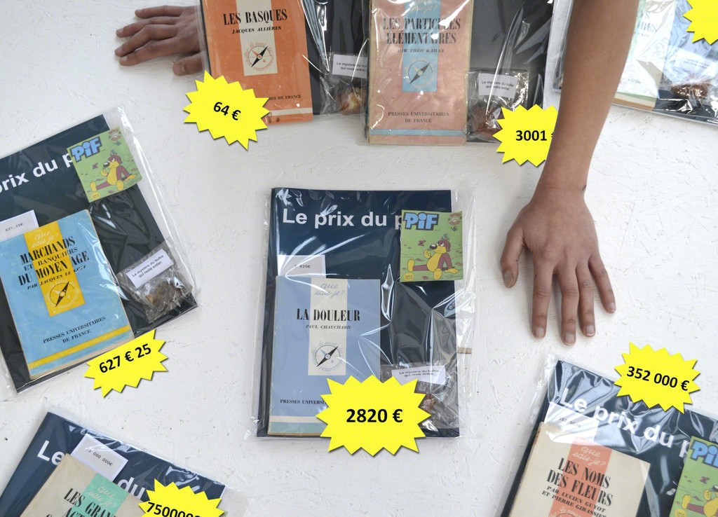 aalliicceelleessccaannnnee&ssoonniiaaddeerrzzyyppoollsskkii, Négopif, 2018
3 volumes (Genèse, Négociation, Transaction) et une tulipe en plastique contenus dans une pochette en plastique transparente Genèse : 21 x 14,8 x 0,3 cm Négociation : 29,7 x 21 x 10,5 cm Transaction : 17,6 x 11,5 x 0,5 cm Édition limitée à 80 exemplaires numérotés et signés et 10 épreuves d’artiste Produit et publié en 2018 par mfc-michèle didier
aalliicceelleessccaannnnee&ssoonniiaaddeerrzzyyppoollsskkii, Négopif, 2018
3 volumes (Genèse, Négociation, Transaction) et une tulipe en plastique contenus dans une pochette en plastique transparente Genèse : 21 x 14,8 x 0,3 cm Négociation : 29,7 x 21 x 10,5 cm Transaction : 17,6 x 11,5 x 0,5 cm Édition limitée à 80 exemplaires numérotés et signés et 10 épreuves d’artiste Produit et publié en 2018 par mfc-michèle didier