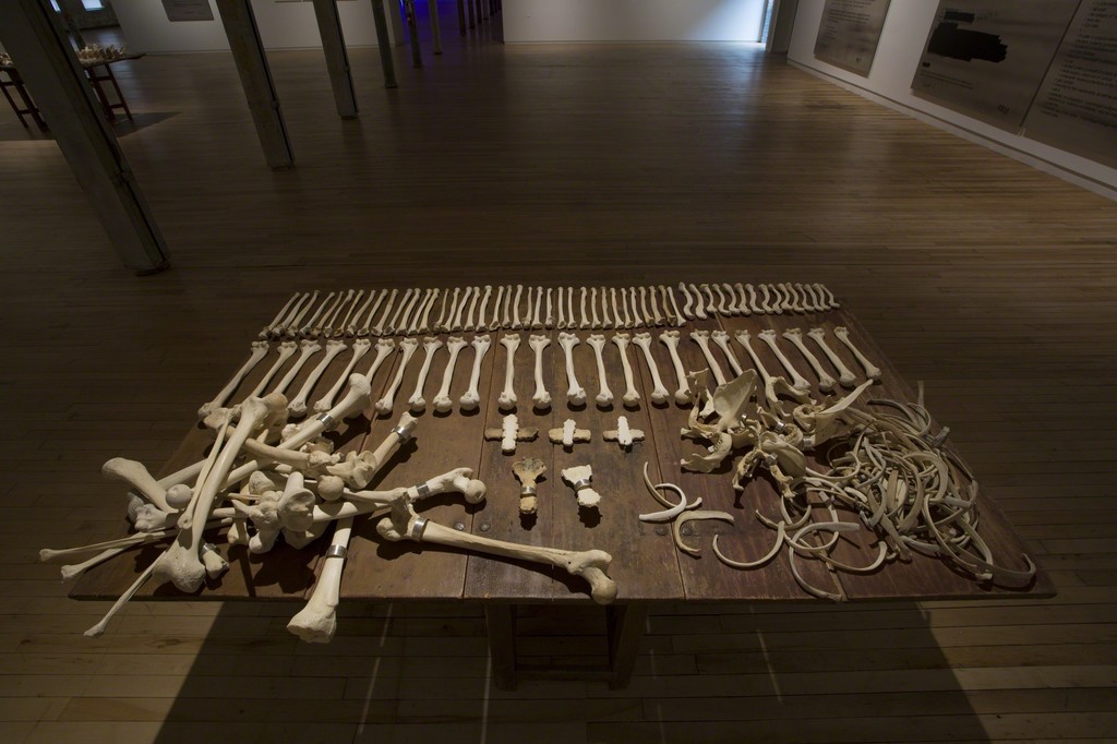 Jenny Holzer, Lustmord Table, 1994
Human bones, engraved silver bands, wooden table
© 1991 Jenny Holzer, member Artists Rights Society (ARS), NY Jenny Holzer, Lustmord Table, 1994
Human bones, engraved silver bands, wooden table
© 1991 Jenny Holzer, member Artists Rights Society (ARS), NY