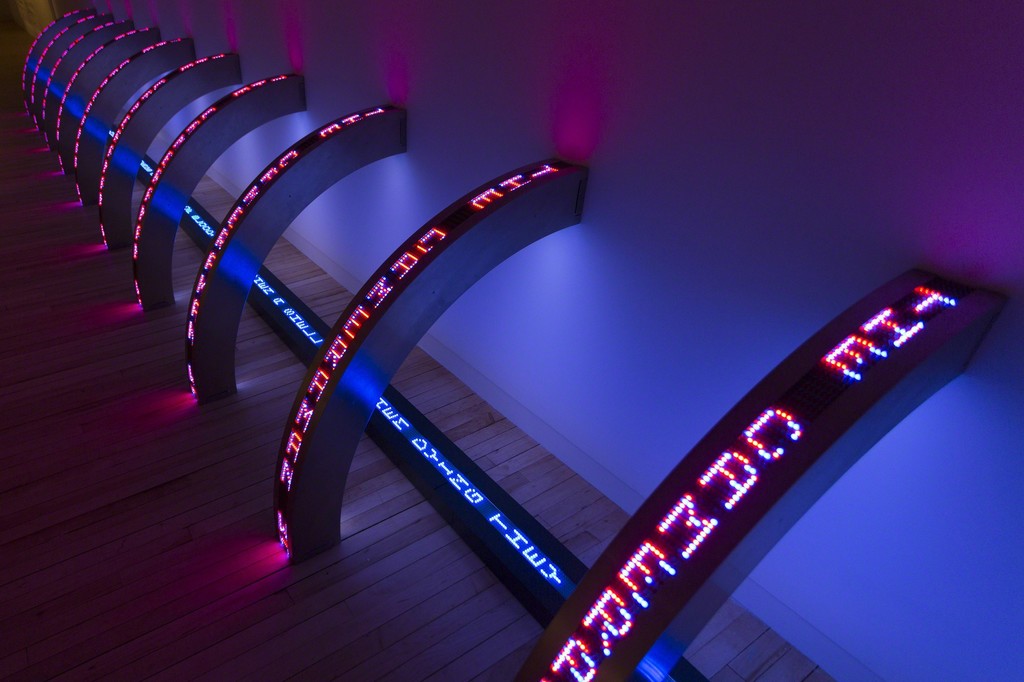 Jenny Holzer, Barricade, 2004
LED sign: blue diodes, stainless steel housing
Text: Building The Barricade by Anna Świrszczyńska, translated by Piotr Florczyk.
©2004 Jenny Holzer, member Artists Rights Society (ARS), NY
Jenny Holzer, Ribs, 2010
11 double-sided, curved LED signs: red & blue
diodes front; blue & white diodes back, stainless steel housing
© 2010 Jenny Holzer Jenny Holzer, Barricade, 2004
LED sign: blue diodes, stainless steel housing
Text: Building The Barricade by Anna Świrszczyńska, translated by Piotr Florczyk.
©2004 Jenny Holzer, member Artists Rights Society (ARS), NY
Jenny Holzer, Ribs, 2010
11 double-sided, curved LED signs: red & blue
diodes front; blue & white diodes back, stainless steel housing
© 2010 Jenny Holzer