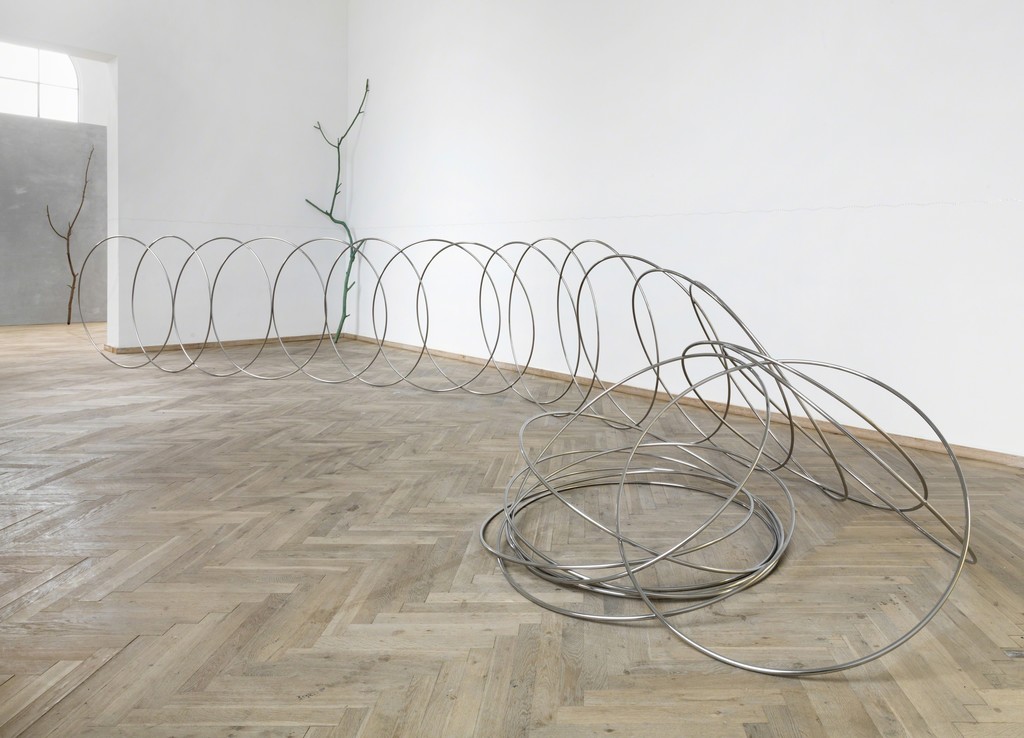 Alicja Kwade, ’60 Seconds’ (2017), 'Parralelwelt (Ast/AntiAst)' (2018). Installation view, Kunsthal Charlottenborg 2018. Photo: Roman März. Courtesy of the artist and 303 GALLERY, New York. Alicja Kwade, ’60 Seconds’ (2017), 'Parralelwelt (Ast/AntiAst)' (2018). Installation view, Kunsthal Charlottenborg 2018. Photo: Roman März. Courtesy of the artist and 303 GALLERY, New York.
