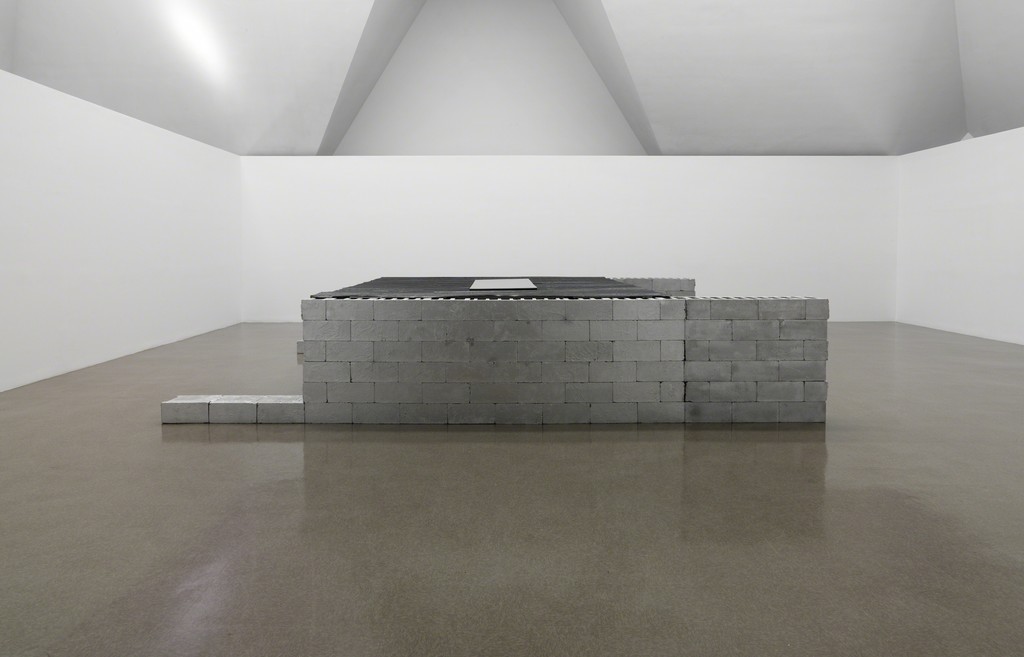 ROBERT GROSVENOR, UNTITLED, 1989-90. PHOTO BY TOM VAN EYNDE. ROBERT GROSVENOR, UNTITLED, 1989-90. PHOTO BY TOM VAN EYNDE.