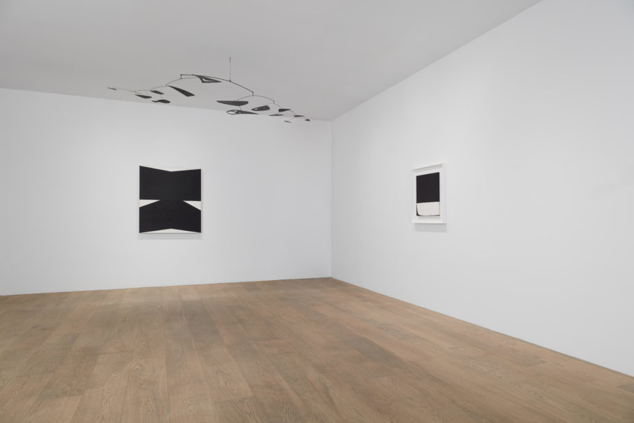 Installation view, Calder / Kelly. Photo: Tom Powel Imaging. All Alexander Calder artworks © 2018 Calder Foundation, New York / Artists Rights Society (ARS), New York. Courtesy Calder Foundation, New York. All Ellsworth Kelly artworks © Ellsworth Kelly Foundation. Courtesy Ellsworth Kelly Studio. Installation view, Calder / Kelly. Photo: Tom Powel Imaging. All Alexander Calder artworks © 2018 Calder Foundation, New York / Artists Rights Society (ARS), New York. Courtesy Calder Foundation, New York. All Ellsworth Kelly artworks © Ellsworth Kelly Foundation. Courtesy Ellsworth Kelly Studio.