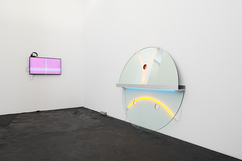 Exhibition view «Negotiating Geometry» | Reto Boller, Mary Heilmann, Cindy Hinant, Haroon Mirza, Keith Sonnier | Photo: Mischa Scherrer Exhibition view «Negotiating Geometry» | Reto Boller, Mary Heilmann, Cindy Hinant, Haroon Mirza, Keith Sonnier | Photo: Mischa Scherrer