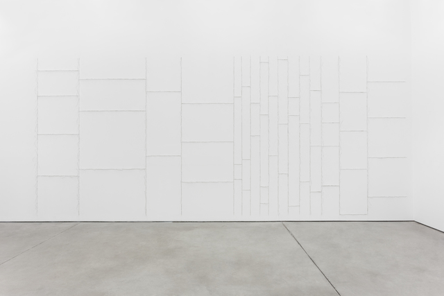 Marcelo Cidade, ‘Expansão por Subtração (Le Corbusier) | Expansion by Subtraction (Le Corbusier)’, 2018, Installation, Glass shards mounted on wall, Galeria BRUNO MÚRIAS
