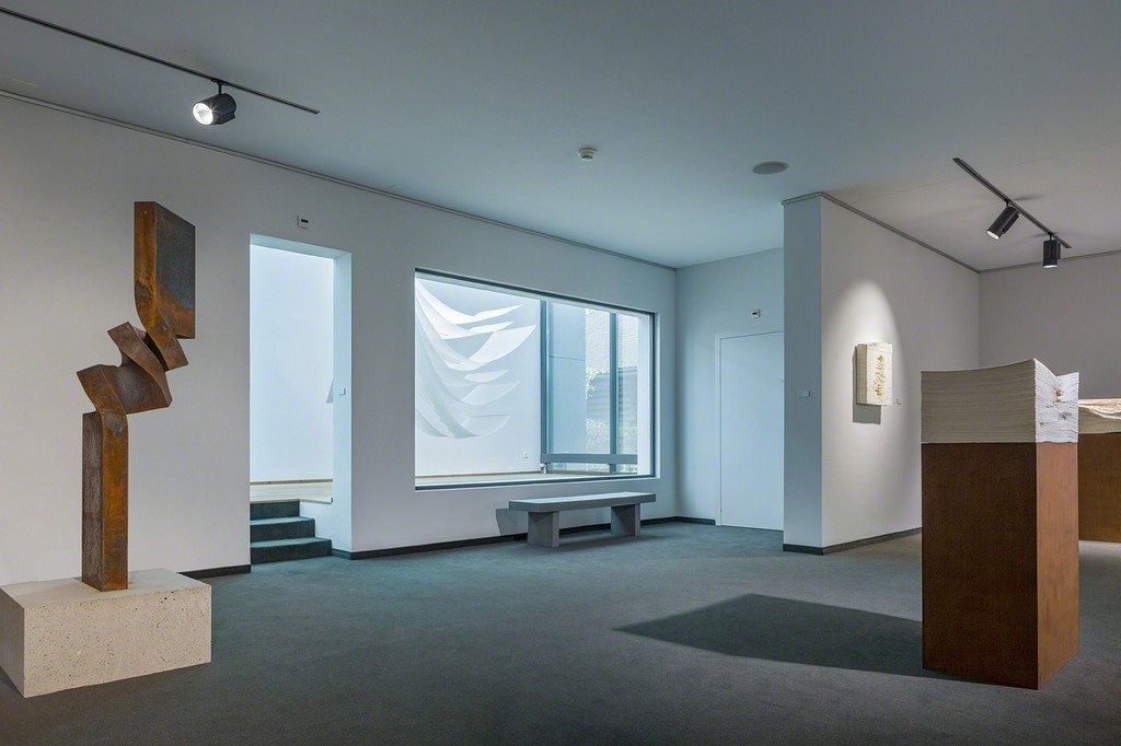 In the background, Angela Glajcar's delicate artwork «white glass» is on display. (Photo: Markus Beyeler) In the background, Angela Glajcar's delicate artwork «white glass» is on display. (Photo: Markus Beyeler)