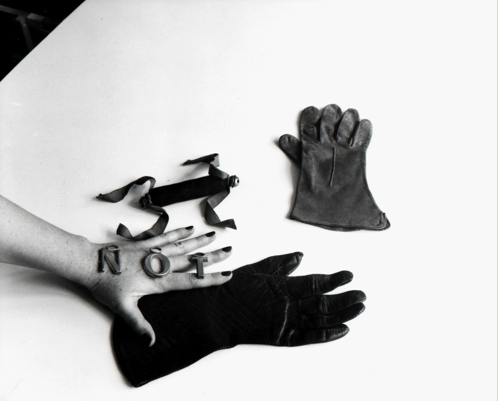Sound object for the hand with three letters TNO, 1975, Archive Linda Christanell Sound object for the hand with three letters TNO, 1975, Archive Linda Christanell