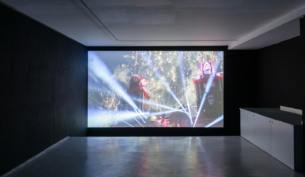 Exhibition view “Critical Mass: Pure Immanence”, 2015.
Full HD video, color, sound, loop, 14. On a proposal by It’s Our Playground. Valentin gallery Paris, France, 2016. © Gregory Copitet / Courtesy of the artist and Valentin, Paris. Exhibition view “Critical Mass: Pure Immanence”, 2015.
Full HD video, color, sound, loop, 14. On a proposal by It’s Our Playground. Valentin gallery Paris, France, 2016. © Gregory Copitet / Courtesy of the artist and Valentin, Paris.