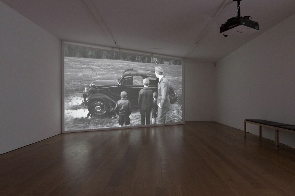 Installation view David Claerbout at Galerie Rüdiger Schöttle, 2015.
Photo: Ulrike Boehm. Installation view David Claerbout at Galerie Rüdiger Schöttle, 2015.
Photo: Ulrike Boehm.