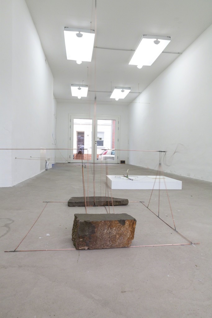 Andreas Marti, "I + II", 2014, Installation, wire, colour, electric screwdriver, chalk, paper | image: ©dasesszimmer Andreas Marti, "I + II", 2014, Installation, wire, colour, electric screwdriver, chalk, paper | image: ©dasesszimmer