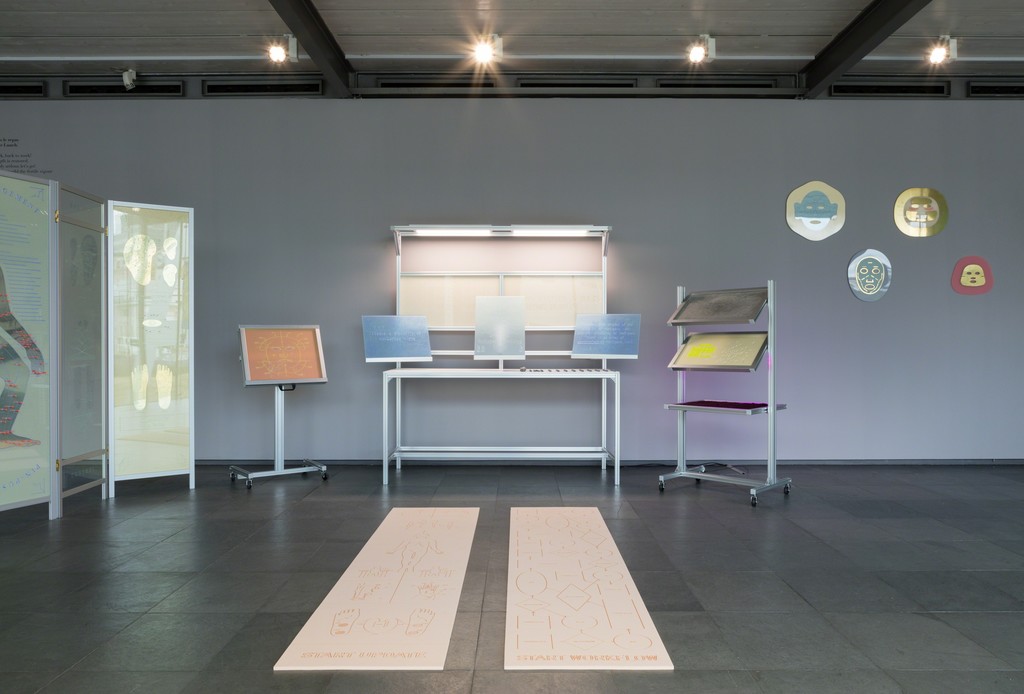 Installation view: Work it, feel it!, Kunsthalle Wien 2017, Photo: Stephan Wyckoff: Juliette Goiffon / Charles Beauté: Upgrade (overall equipment), 2017, Courtesy the artists and Galerie Eva Meyer, Paris Installation view: Work it, feel it!, Kunsthalle Wien 2017, Photo: Stephan Wyckoff: Juliette Goiffon / Charles Beauté: Upgrade (overall equipment), 2017, Courtesy the artists and Galerie Eva Meyer, Paris