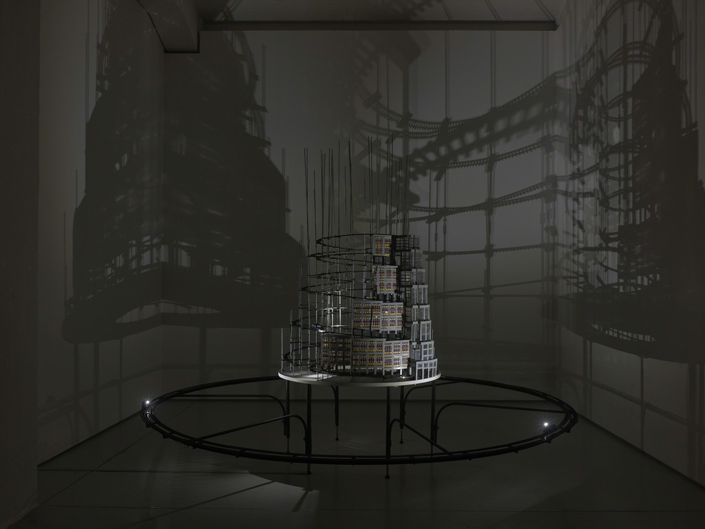 Turm zu Babel (Bildmaschine 08), 2017-18
Ausstellungsansicht / installation view Catching the Light, KAI 10 | Arthena Foundation
Verschiedene Materialien / mixed media
300 x 300 x 240 cm
Foto: Achim Kukulies, Düsseldorf
Courtesy der Künstler / the artist Turm zu Babel (Bildmaschine 08), 2017-18
Ausstellungsansicht / installation view Catching the Light, KAI 10 | Arthena Foundation
Verschiedene Materialien / mixed media
300 x 300 x 240 cm
Foto: Achim Kukulies, Düsseldorf
Courtesy der Künstler / the artist
