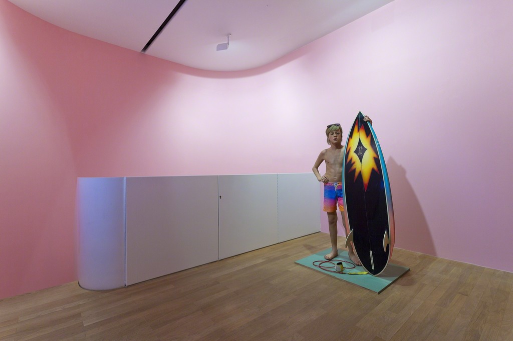 © The Estate of Duane Hanson. © Olivier Mosset. Photography by Zarko Vijatovic. Courtesy Gagosian Gallery. © The Estate of Duane Hanson. © Olivier Mosset. Photography by Zarko Vijatovic. Courtesy Gagosian Gallery.