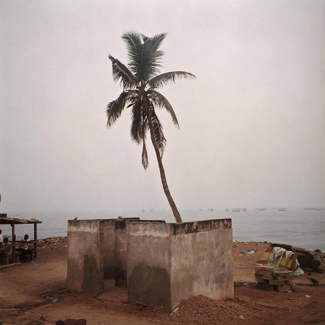 Denis Dailleux, ‘Douche à Biriwa, Ghana’, 2016, Photography, C-Print, mounted, framed, Galerie Peter Sillem