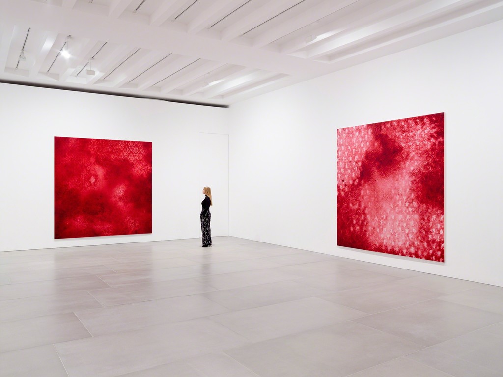 Rachel Howard, 'Der Kuss', Installation View, 2018, Courtesy the artist and Blain|Southern, Photo: Peter Mallet Rachel Howard, 'Der Kuss', Installation View, 2018, Courtesy the artist and Blain|Southern, Photo: Peter Mallet