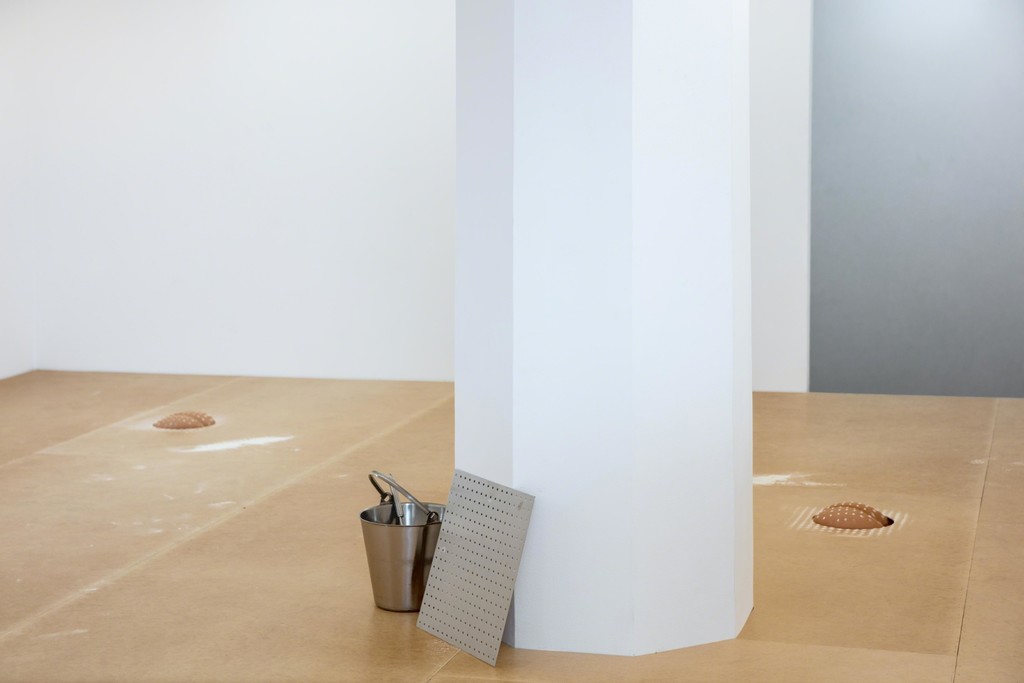 Kristina Matousch, Bake, 2018, performance and installation view Kristina Matousch, Bake, 2018, performance and installation view