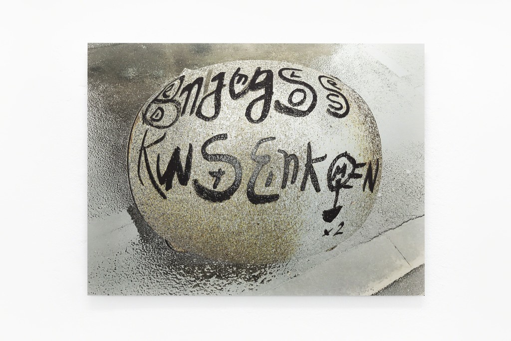 O.T. (BEDINGUNGSLOSES KUNSTEINKOMMEN)
Pigmentdruck auf Aluminium
60 x 80 cm
Aufl. 3
2017 O.T. (BEDINGUNGSLOSES KUNSTEINKOMMEN)
Pigmentdruck auf Aluminium
60 x 80 cm
Aufl. 3
2017