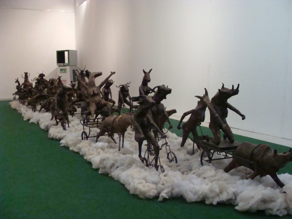 Mamady SEYDI: Installation, Biennale Dak’Art 2012,
« Celui qui ne sait pas où il va, doit retourner d’où il vient? »
« (The one that does not know where he goes, must return where he comes from?) »
Mamady SEYDI: Installation, Biennale Dak’Art 2012,
« Celui qui ne sait pas où il va, doit retourner d’où il vient? »
« (The one that does not know where he goes, must return where he comes from?) »
