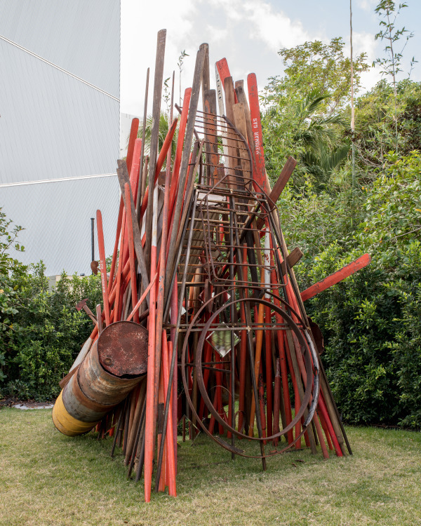 Abigail DeVille, Lift Every Voice and Sing (amerikanskie gorki), 2017. Steel, wood. Courtesy of the artist. Photo: Fredrik Nilsen Studio. Abigail DeVille, Lift Every Voice and Sing (amerikanskie gorki), 2017. Steel, wood. Courtesy of the artist. Photo: Fredrik Nilsen Studio.