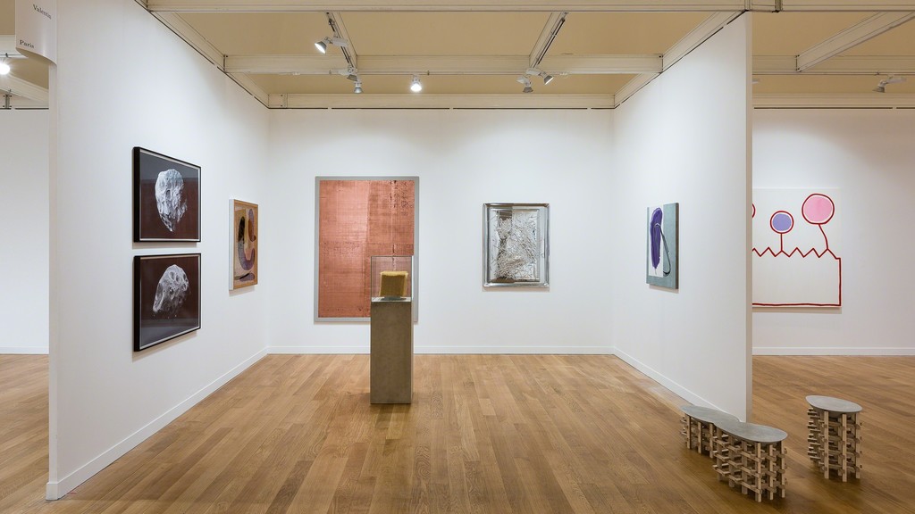Valentin @ FIAC 2018, Grand Palais, Paris (FR).
Booth 1F15 with:
Cécile Bart, Eric Baudart, Jean-Baptiste Bernadet, Border Lab (Arthur Gaston-Dreyfus & Nils Montigny), Folkert de Jong, Stephen Felton, Nicolas Moulin & David Renggli.
© Photo: Grégory Copitet / Courtesy of the artists and Valentin, Paris. Valentin @ FIAC 2018, Grand Palais, Paris (FR).
Booth 1F15 with:
Cécile Bart, Eric Baudart, Jean-Baptiste Bernadet, Border Lab (Arthur Gaston-Dreyfus & Nils Montigny), Folkert de Jong, Stephen Felton, Nicolas Moulin & David Renggli.
© Photo: Grégory Copitet / Courtesy of the artists and Valentin, Paris.