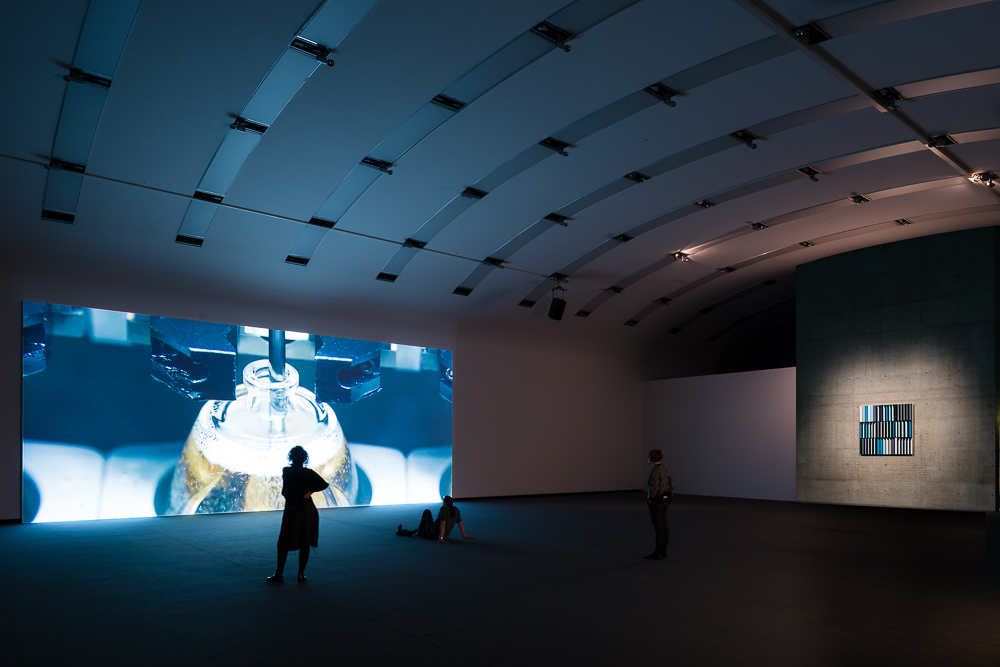 Installation view: Sarah Morris. Falls Never Breaks, Kunsthalle Wien 2016, © Photo: Jorit Aust Installation view: Sarah Morris. Falls Never Breaks, Kunsthalle Wien 2016, © Photo: Jorit Aust