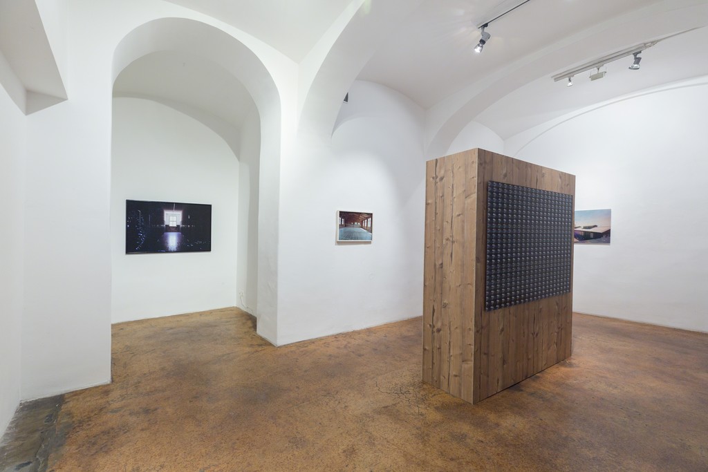 Marko Zink M 48° 15′ 24.13″ N, 14° 30′ 6.31″ E, exhibition view, galerie michaela stock, 2019, photo: Matthias Bildstein Marko Zink M 48° 15′ 24.13″ N, 14° 30′ 6.31″ E, exhibition view, galerie michaela stock, 2019, photo: Matthias Bildstein