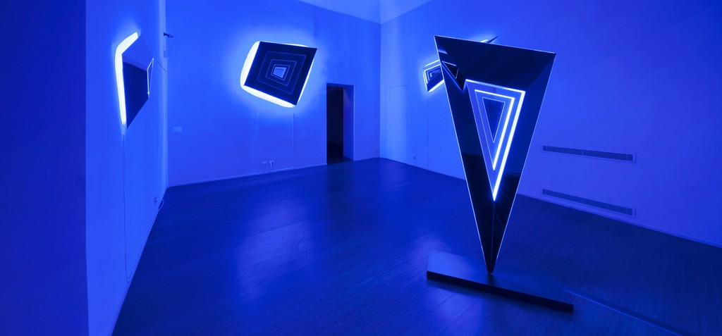 Nanda Vigo: Light Trek - ABC-ARTE Contemporary art Gallery - 2014-2015
Light Tree, 1984-85, 245 x 90 x 45 cm - 96 7/16 x 35 6/16 x 17 11/16 ins, ferro verniciato, tubi fluorescenti e alogene, vetro lavorato
Light Tree, 1984-85, 250 x 90 x 49 cm - 98 6/16 x 35 6/16 x 19 4/16 ins, ferro verniciato, tubi fluorescenti e alogene, vetro lavorato
Light Tree, 1984-85, 290 x 90 x 45 cm - 114 2/16 x 35 6/16 x 17 11/16 ins, ferro verniciato, tubi fluorescenti e alogene, vetro lavorato
www.abc-arte.com Nanda Vigo: Light Trek - ABC-ARTE Contemporary art Gallery - 2014-2015
Light Tree, 1984-85, 245 x 90 x 45 cm - 96 7/16 x 35 6/16 x 17 11/16 ins, ferro verniciato, tubi fluorescenti e alogene, vetro lavorato
Light Tree, 1984-85, 250 x 90 x 49 cm - 98 6/16 x 35 6/16 x 19 4/16 ins, ferro verniciato, tubi fluorescenti e alogene, vetro lavorato
Light Tree, 1984-85, 290 x 90 x 45 cm - 114 2/16 x 35 6/16 x 17 11/16 ins, ferro verniciato, tubi fluorescenti e alogene, vetro lavorato
www.abc-arte.com